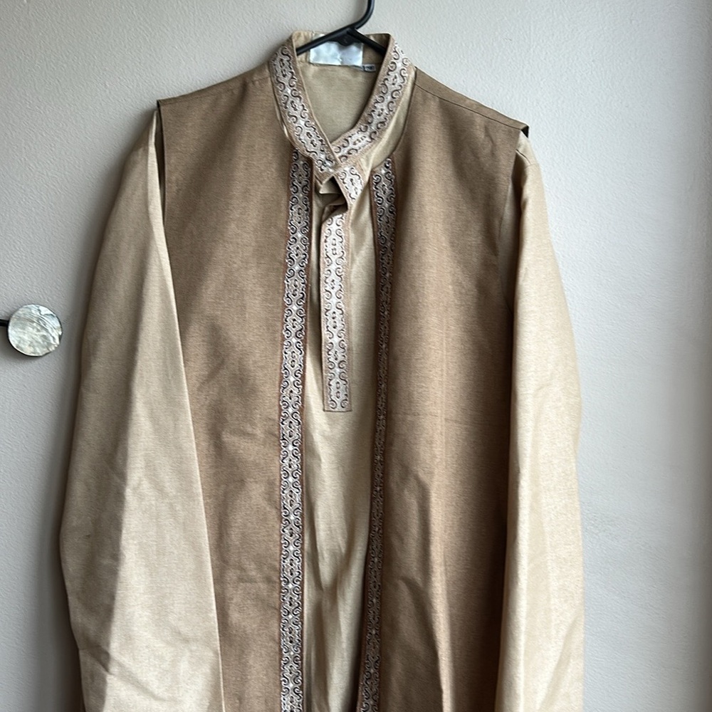 New Men’s Indian 3 Pc Wedding Outfit Kurta Pajama Jacket Embroidered Beige Sz 42 - Picture 2 of 5
